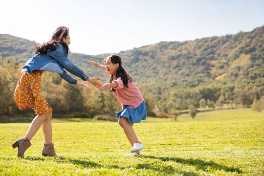 快乐的的母女俩在草地上玩耍
