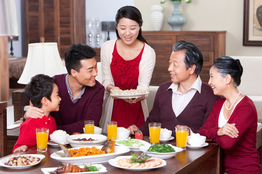 快乐家庭吃团圆饭