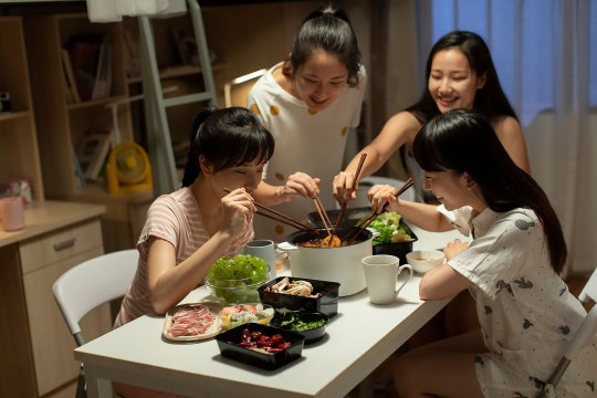 年轻大学生在宿舍吃火锅
