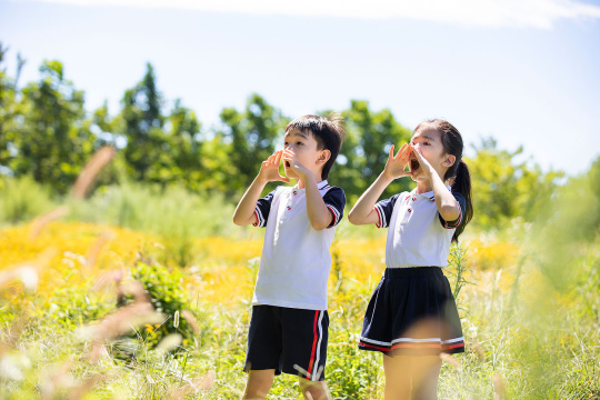 快乐的小学生朝着远方大喊