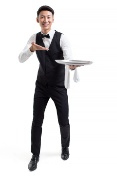 年轻服务员上菜