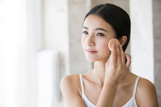 年轻美女扑粉化妆