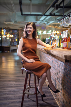 漂亮女士在酒吧喝鸡尾酒