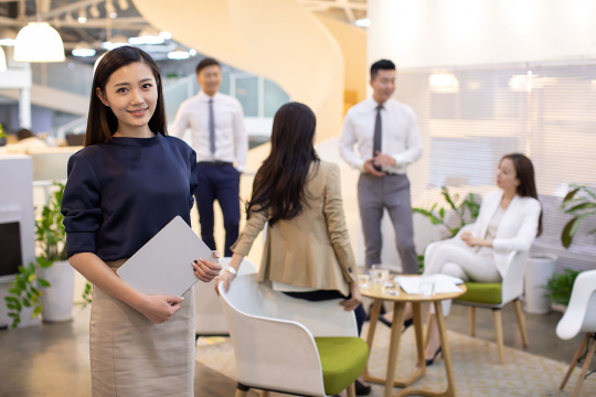 商务人士在办公室工作