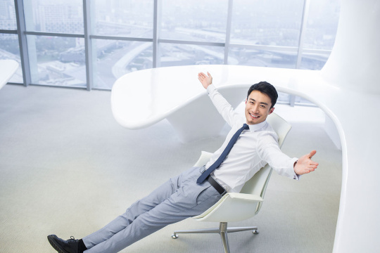 商务男士在办公室休息放松