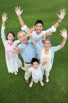 全家人在一起玩耍