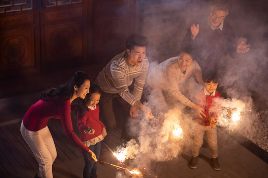 快乐家庭庆祝新年