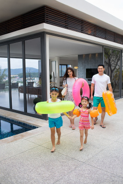 快乐的年轻家庭旅游度假