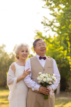 开心的老年新婚夫妇