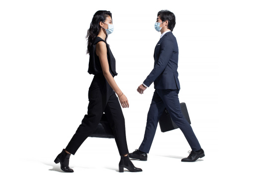 商务人士戴着口罩去上班