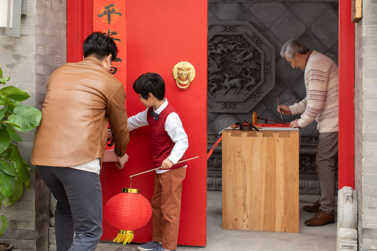 快乐家庭贴春联迎新年