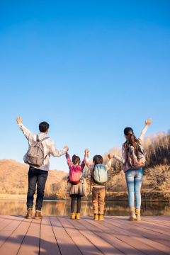 快乐的年轻家庭欣赏美丽的自然风光