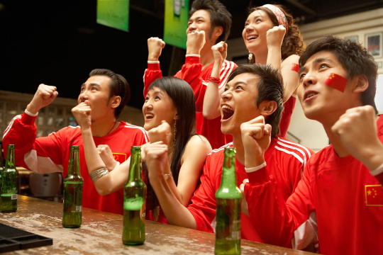 爱国年轻人看比赛