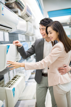 年轻情侣在家电商场挑选空调