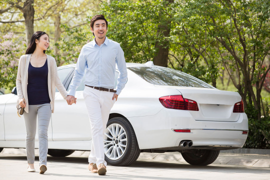 年轻情侣手牵手走路