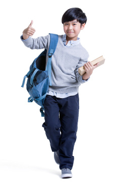 上学的小男孩竖起拇指
