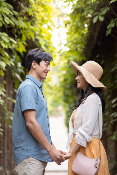 快乐年轻情侣旅游度假