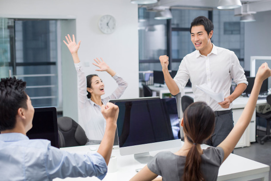 年轻商务人士在办公室欢呼