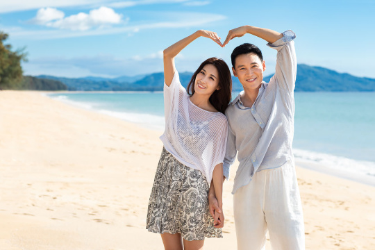 海边浪漫的年轻夫妇