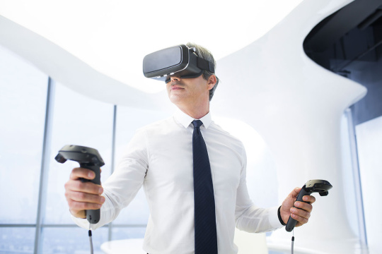 商务男士在办公室使用VR眼镜