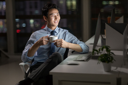 年轻商务男士在办公室加班