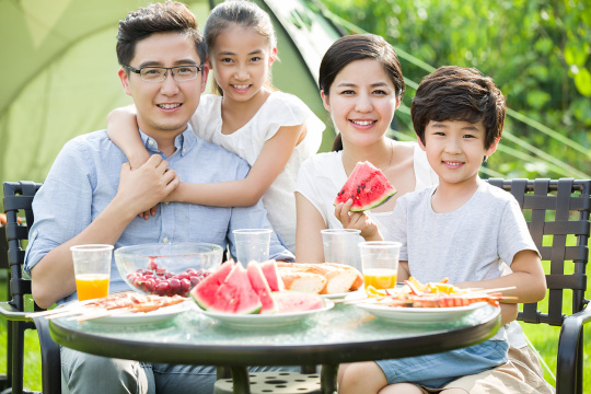 年轻家庭户外野餐