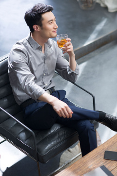 年轻商务男子品味美酒