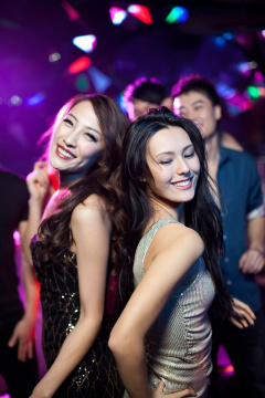 时尚年轻人在酒吧跳舞