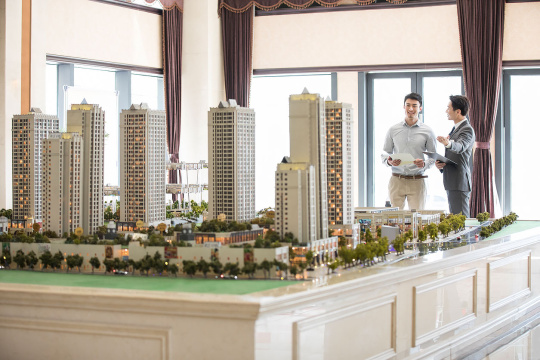 年轻男子在售楼处选购新房