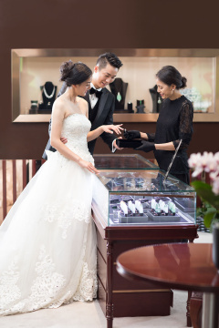 幸福的新娘和新郎在珠宝店挑选戒指