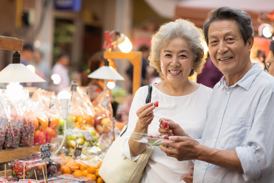 快乐的老年夫妇逛街头集市