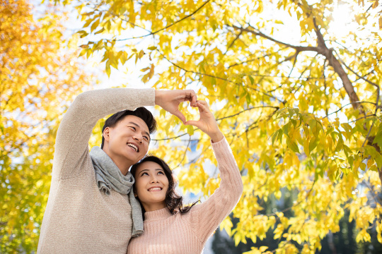 快乐的年轻情侣秋日约会