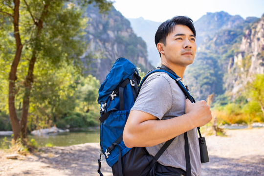 年轻男子户外徒步旅行