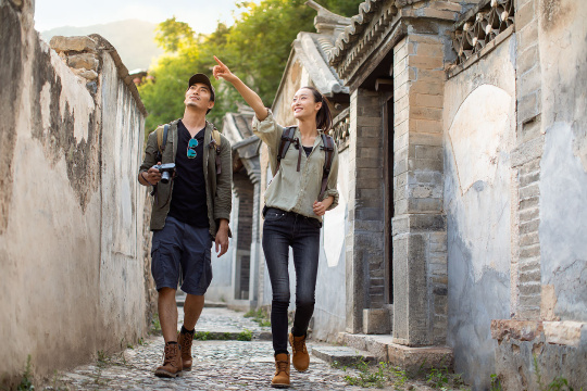 年轻情侣户外徒步旅行