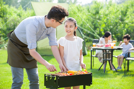年轻家庭野外烧烤
