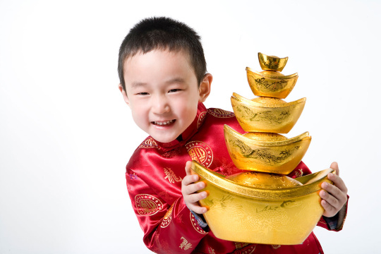 拿金元宝的小男孩