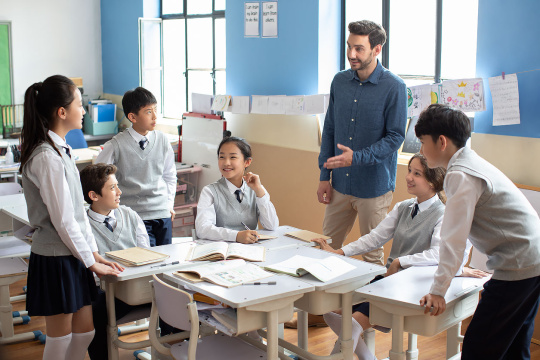 学生和老师在教室讨论