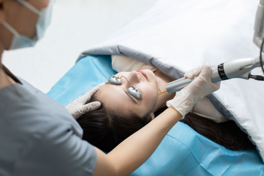 年轻女士医美护肤