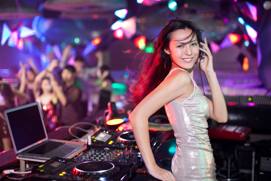 DJ在舞厅打碟