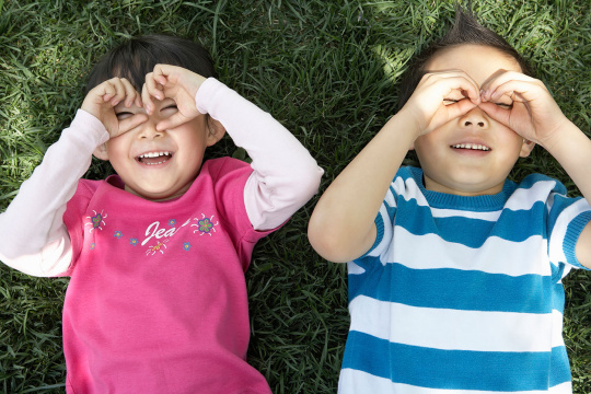 小女孩和小男孩装作用望远镜看远方