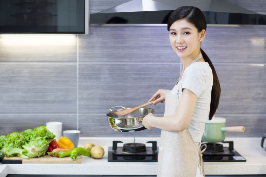 年轻女子在厨房做饭