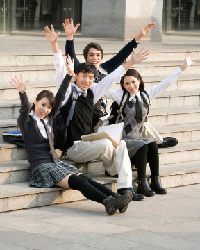 开心的大学生们