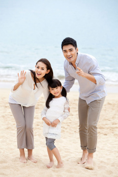 沙滩上快乐的一家三口