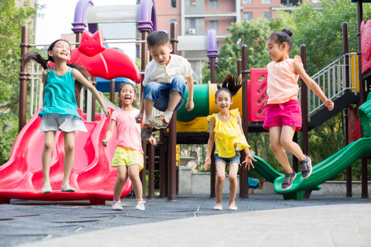 快乐的儿童在公园玩耍