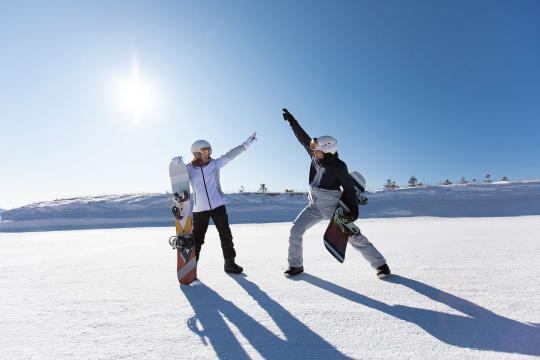 年轻情侣户外滑雪