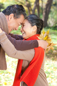老年夫妇的秋日浪漫