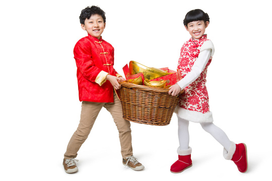 快乐的儿童抬着大量的金元宝和红包