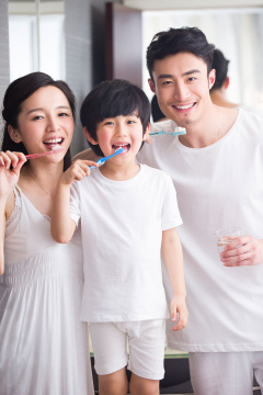 一家人刷牙