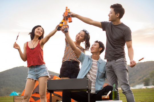 快乐的年轻朋友在户外烧烤