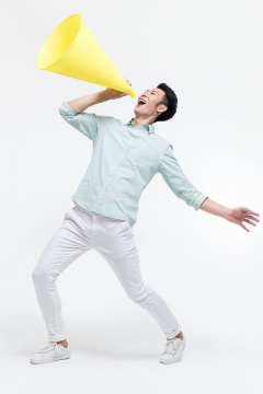 年轻男子用扩音器传递好消息